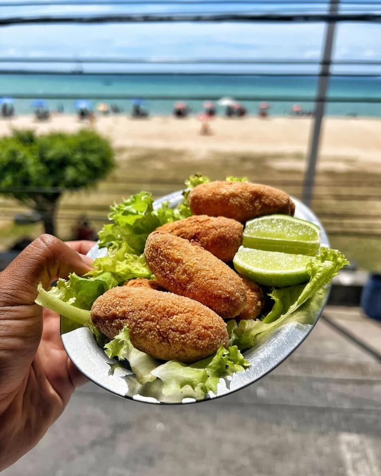 Moqueca baiana tradicional servida em panela de barro